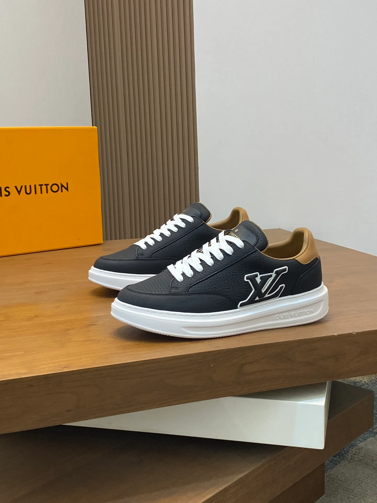 Factory Price: 400💰LV🔍Top Purchasing Agency🇮🇹 Lu Street Boy’s popular sports shoes counter synchronized, uppers imported from Italy cowhide fabric, high-quality complex splicing crafts, imported water-dyed cowhide lining cowhide feet Sole: Original sole provided by the original factory, T men's men's shoes 💰U exclusive movable molded sole, super comfortable, original factory follow-up goods, 🔍🔍high quality, can be entered and exited the counter at will, welcome to compare, code number 39-44 (order 38 45)
